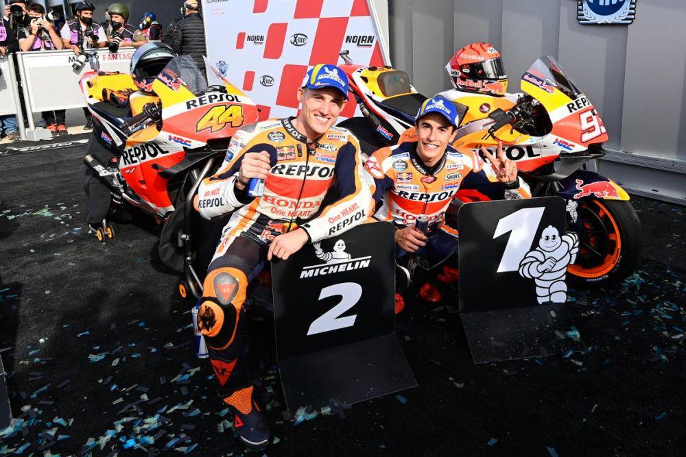 Pol Espargaro dan Marc Marquez berpose usai GP Emilia Romagna. (motogp.com)