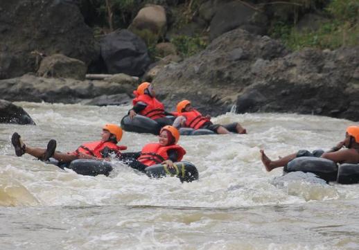 Wahana wisata tubing di Desa Wisata Lembah Singorojo Kabupaten Kendal. (Instagram/@river_tubingsingorojo)