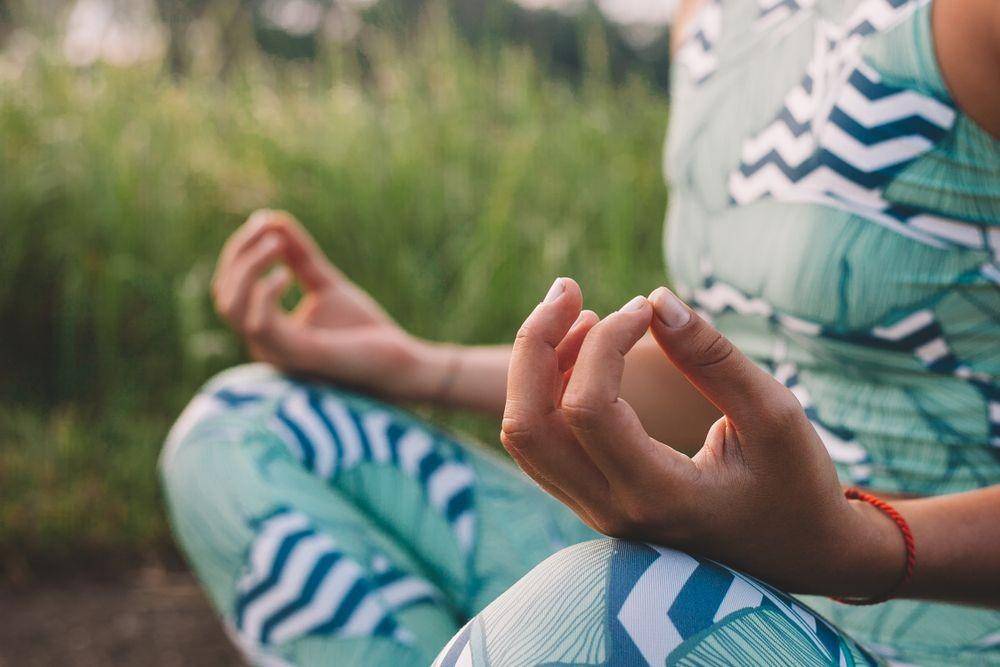 Seorang perempuan tengah berlatih yoga (ShutterStock/zjuzjaka)