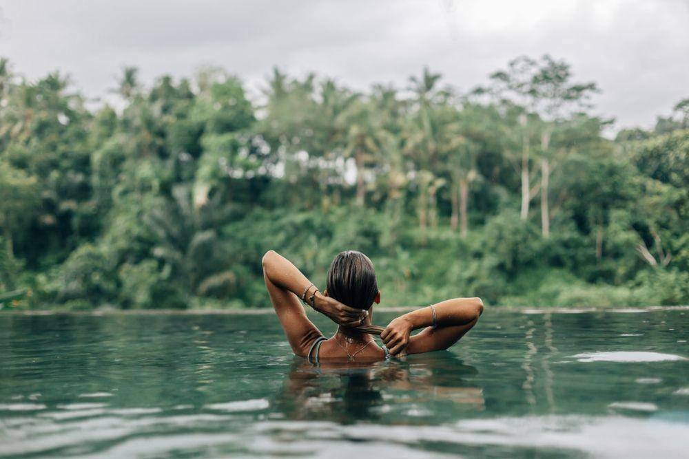 Seorang perempuan tengah berenang sambil menikmati pemandangan (ShutterStock/Alena Ozerova)