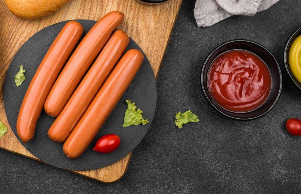 ilustrasi sosis dan saus (freepik.com/freepik)