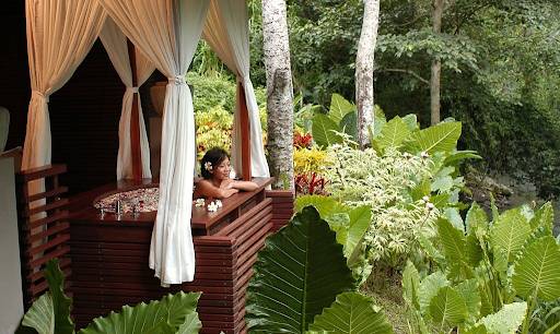Seorang perempuan tengah bersantai di tempat spa (http://baliwellnessguide.com)