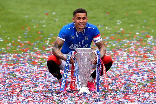 James Tavernier bersama trofi Scottish Premiership. (glasgowtimes.co.uk)