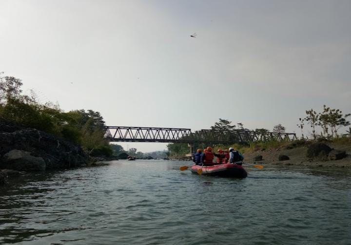 Wahana wisata rafting di Sungai Bodri yang dikelola Desa Wisata Lembah Singorojo Kabupaten Kendal. (dok. Desa Wisata Lembah Singorojo)