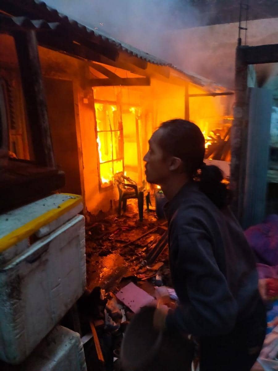 Kebakaran rumah di Jalan Gogor, Surabaya, Jumat (12/11/2021). (dok. command center 112)