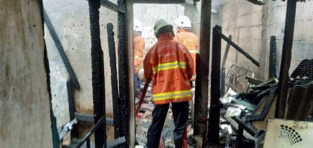 Kebakaran rumah di Jalan Gogor, Surabaya, Jumat (12/11/2021). (dok. command center 112)