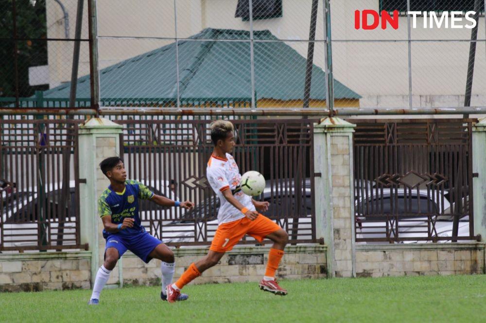Bansar FC saat bersua KSB Binjai di Stadion Kebun Bunga Medan, Kamis (11/11/2021). (IDN Times/Doni Hermawan)