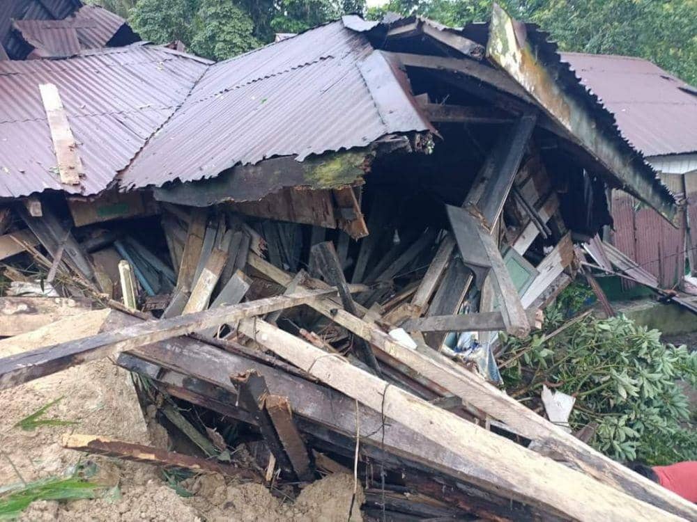 Longsor menimbun pemukiman di kawasan Dusun III, Desa Rumah Kinangkung, Kecamatan Sibolangit, Kabupaten Deli Serdang, Kamis (11/11/2021). (Istimewa)