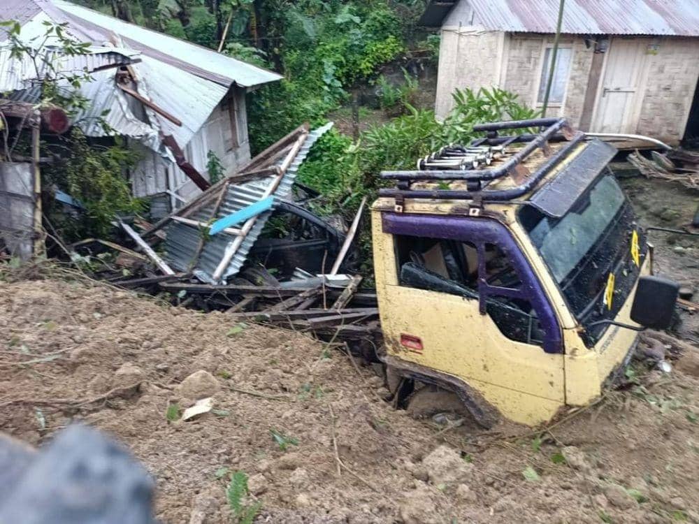 Longsor menimbun pemukiman di kawasan Dusun III, Desa Rumah Kinangkung, Kecamatan Sibolangit, Kabupaten Deli Serdang, Kamis (11/11/2021). (Istimewa)