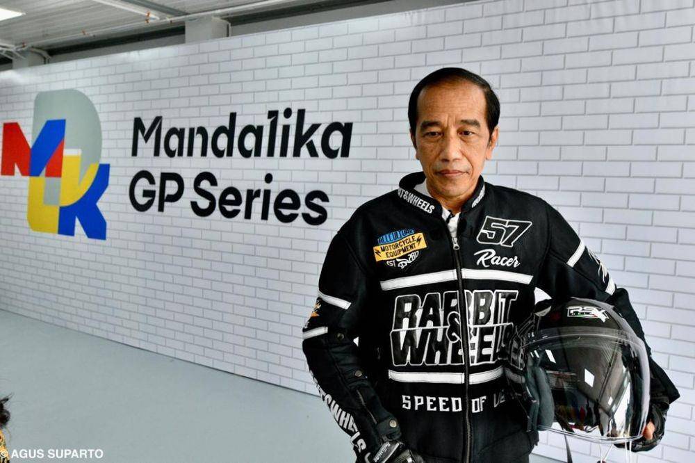 Gaya Presiden Joko "Jokowi" Widodo ketika menjajal sirkuit Mandalika, Nusa Tenggara Barat dengan menggunakan motor custom bertuliskan RI1 (Biro Pers Istana/Agus Suparto)