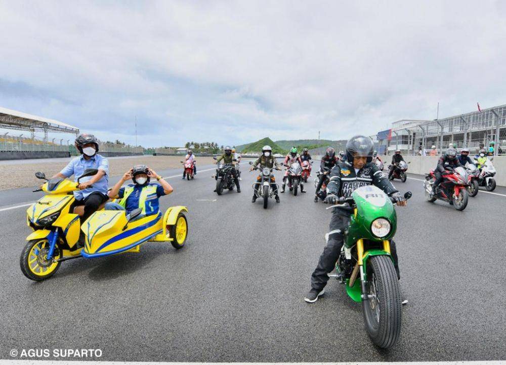 Ketua MPR Bambang Soesatyo (duduk di motor kuning) ketika mendampingi Presiden Jokowi menjajal Sirkuit Mandalika, Nusa Tenggara Barat (NTB) (Dokumentasi Biro Pers Istana/Agus Suparto)