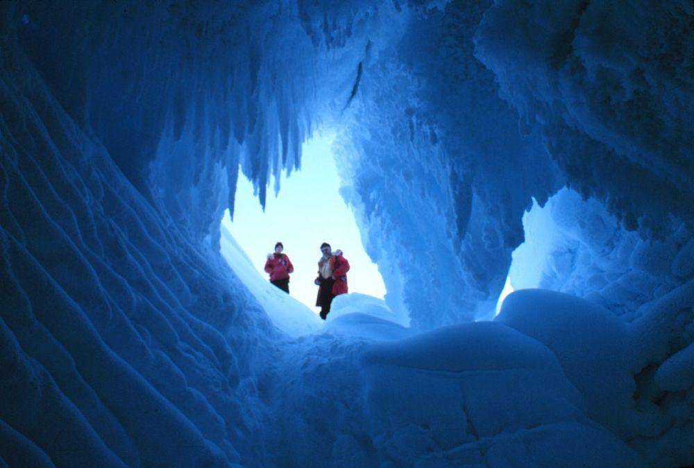 potret gua gletser Erebus (commons.wikimedia.org/User: Rémih . Public Domain)