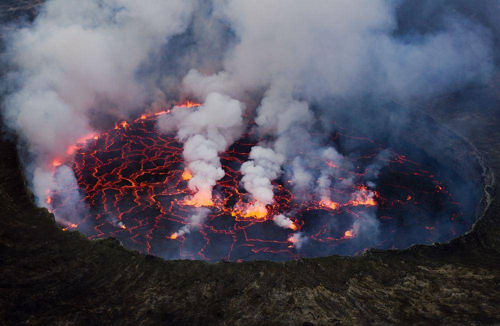 potret danau lava di gunung Nyiragongo (commons.wikimedia.org/User: Caitjeenk)