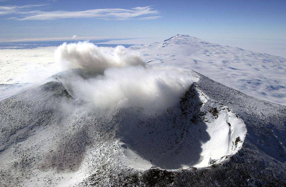 potret kawah gunung Erebus (commons.wikimedia.org/User: Rémih . Public Domain)