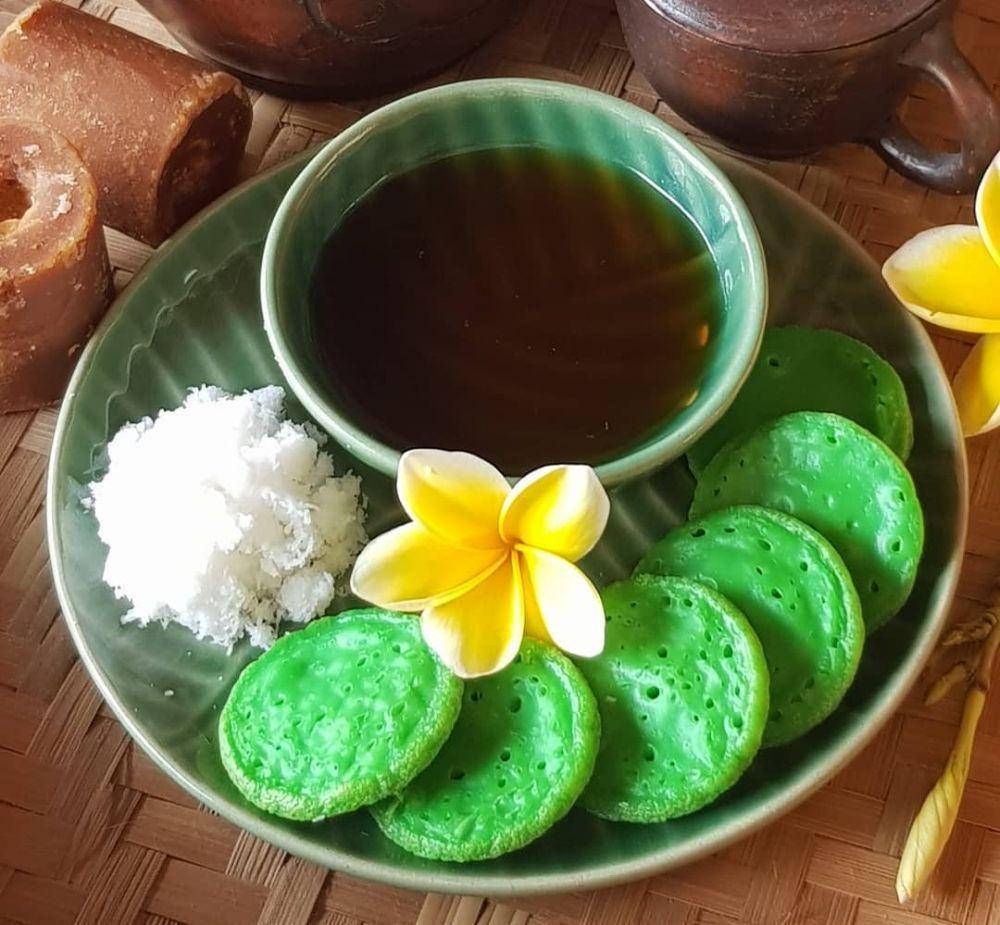 potret hidangan kue jaje laklak (instagram.com/dapoersikoko)