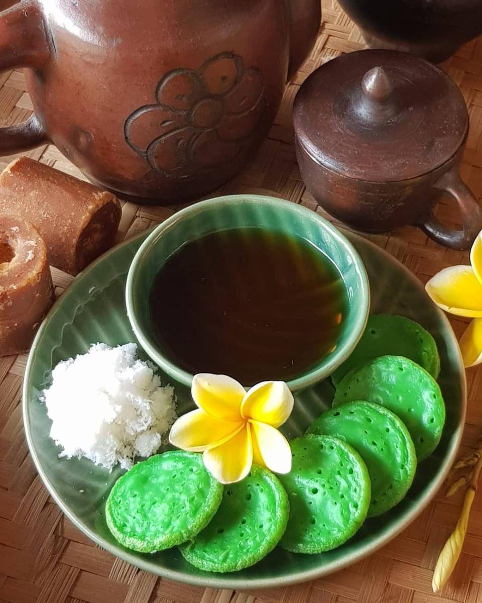 potret hidangan kue jaje laklak (instagram.com/dapoersikoko)