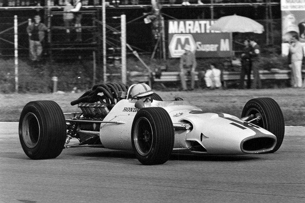 John Surtees menang pada GP Italia 1967 (motorsportmagazine.com)