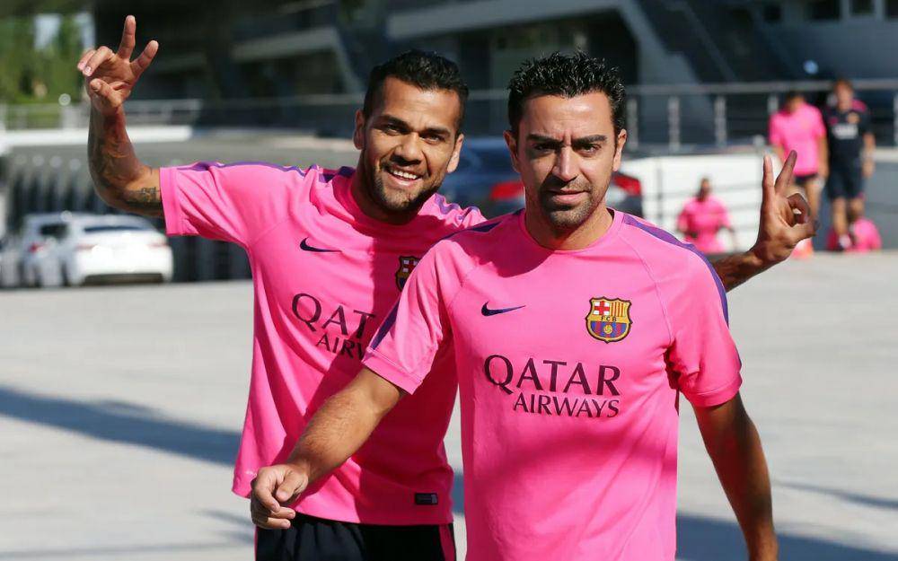 potret Daniel Alves bersama Xavi Hernandez (fcbarcelona.com)