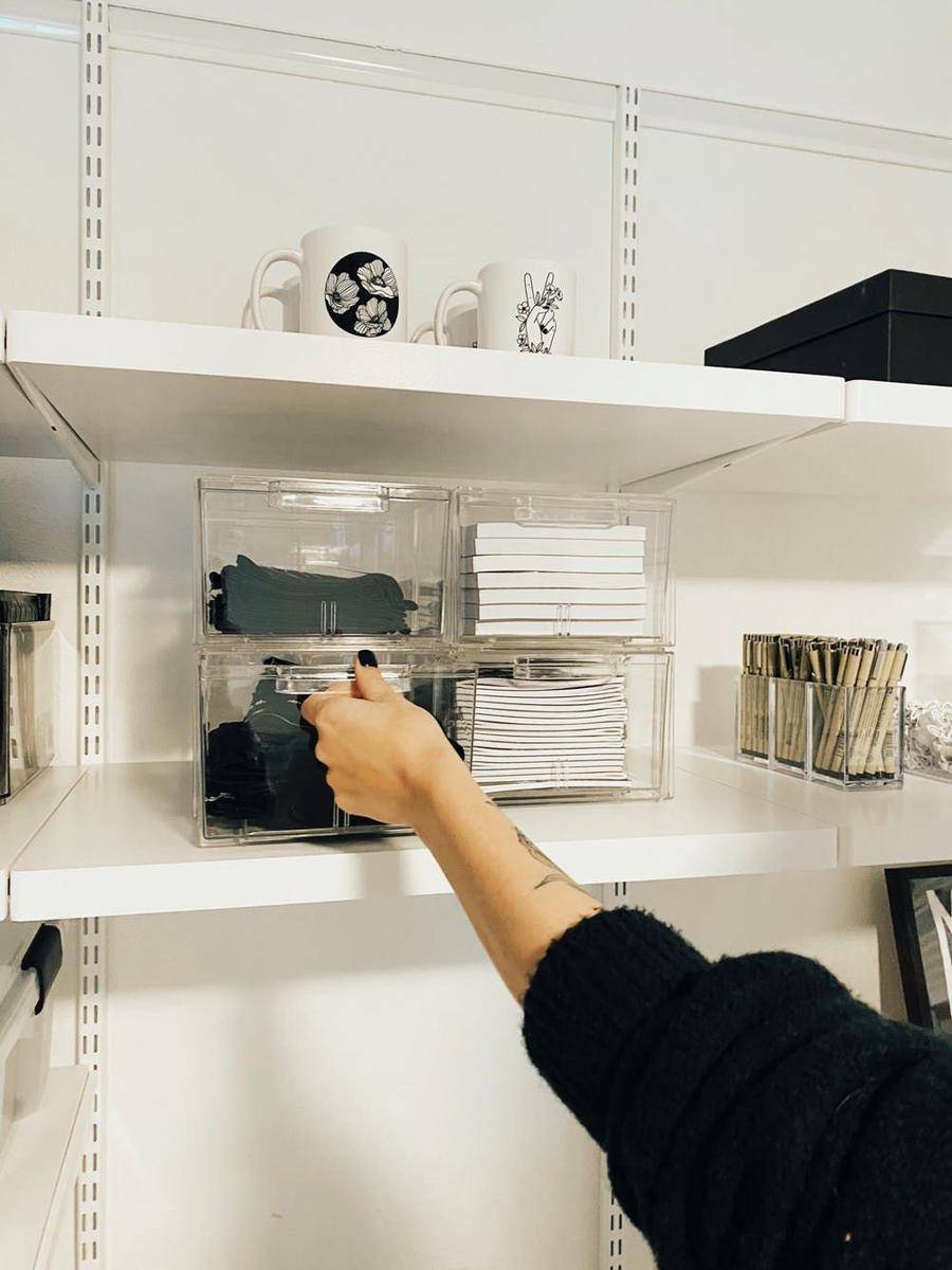 rak akrilik untuk inventori (containerstore.com)