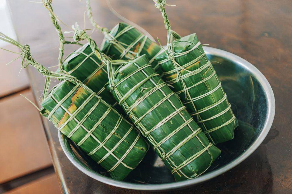 ilustrasi makanan dibungkus daun pisang (pexels.com/FOX)