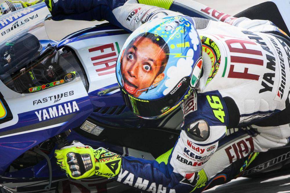 Valentino Rossi mengenakan helm My Face kala membalap di MotoGP. (motogp.com)