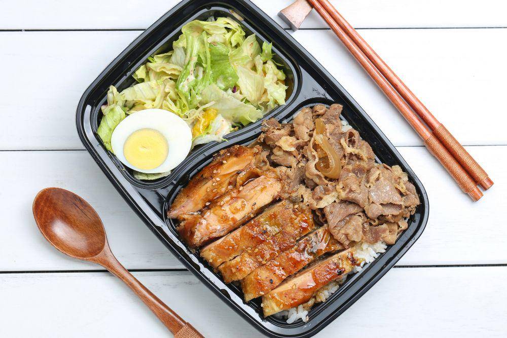 ilustrasi gyudon bento (freepik.com/xb100)