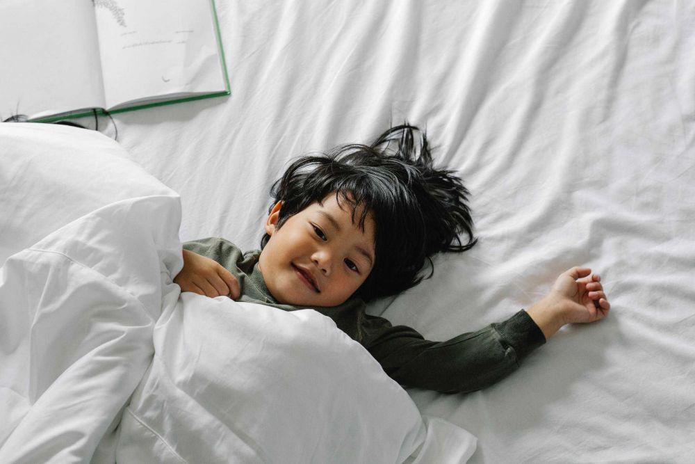 5 Tips Mengurangi Drama saat Membangunkan Anak di Pagi Hari, Efektif!
