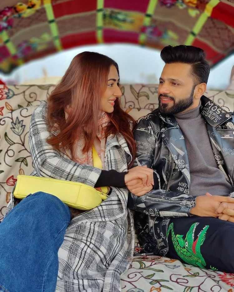 Rahul Vaidya dan istri (instagram.com/dishaparmar)