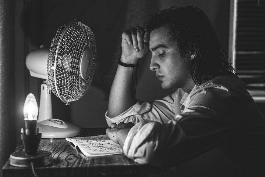 ilustrasi lelaki menggunakan kipas angin (unsplash.com/Radu Florin)