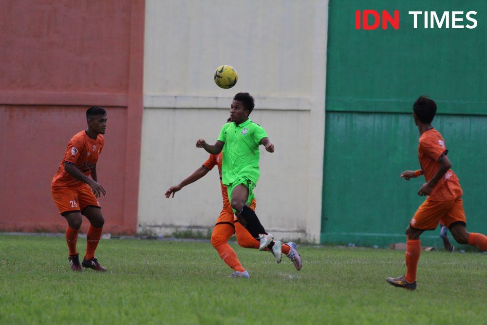 Laga PS Kwarta versus Harjuna Putra di Stadion Mini Pancing (IDN Times/Doni Hermawan)