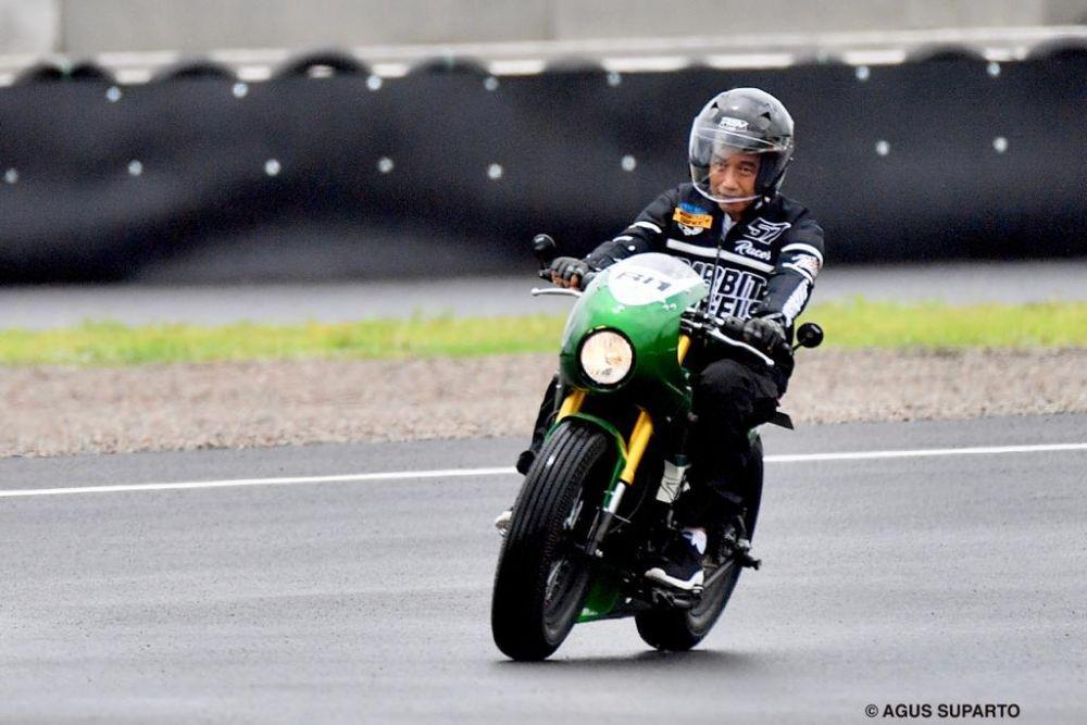 Presiden Jokowi naik motor di Sirkuit Mandalika (Dok.Agus Suparto)