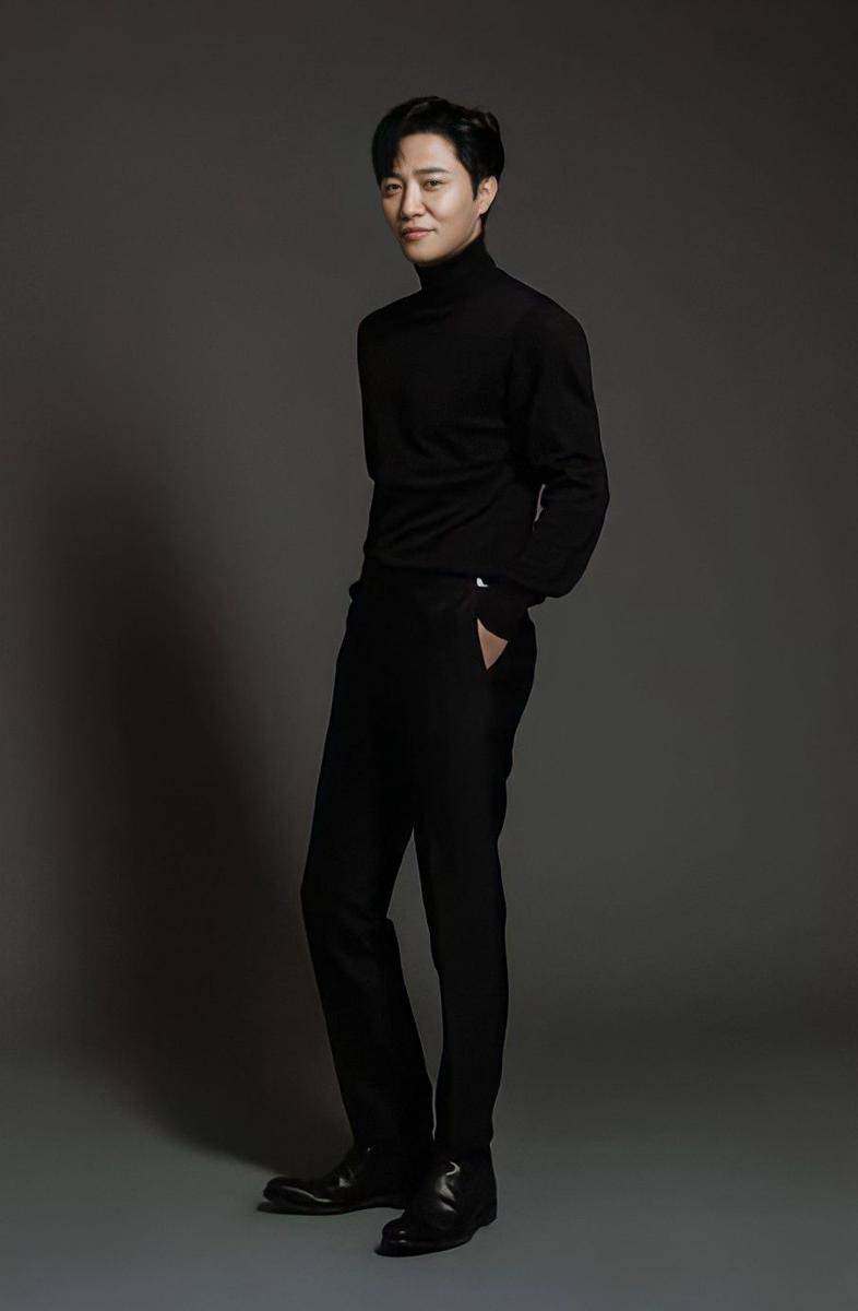 Jin Goo (instagram.com/varoent_official)
