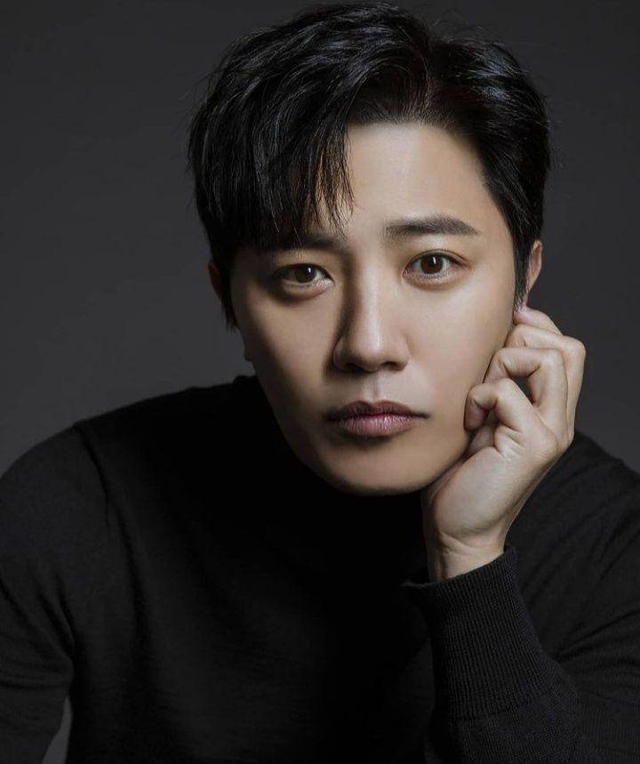 Jin Goo (instagram.com/actor_jingoo)