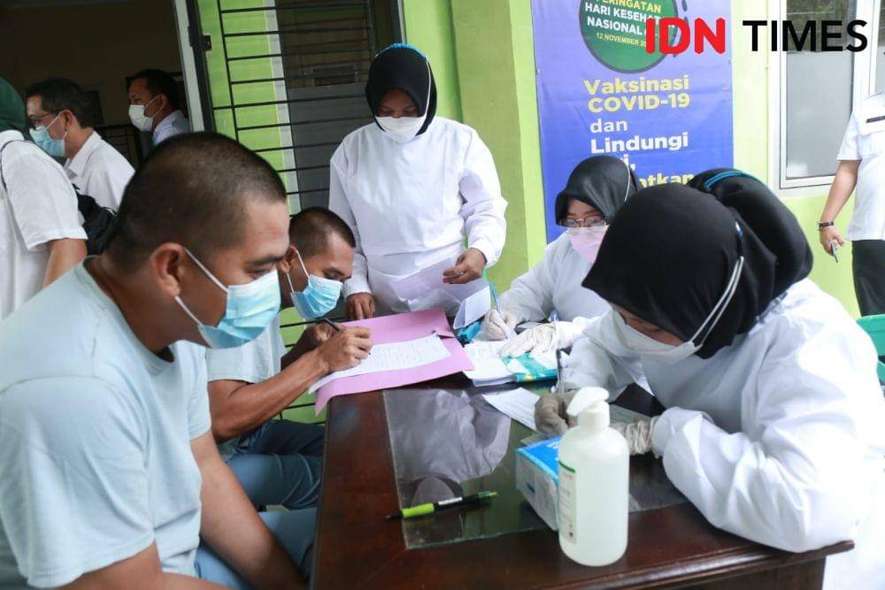 Pemprov Lampung mulai melaksanakan vaksinasi COVID-19 untuk pasien Orang Dengan Gangguan Jiwa (ODGJ) RSJ Daerah Provinsi Lampung. (IDN Times/Tama Yudha Wiguna)