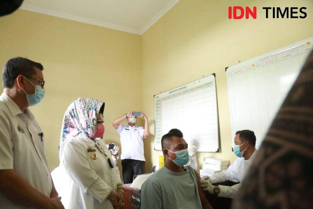 Pemprov Lampung mulai melaksanakan vaksinasi COVID-19 untuk pasien Orang Dengan Gangguan Jiwa (ODGJ) RSJ Daerah Provinsi Lampung. (IDN Times/Tama Yudha Wiguna)
