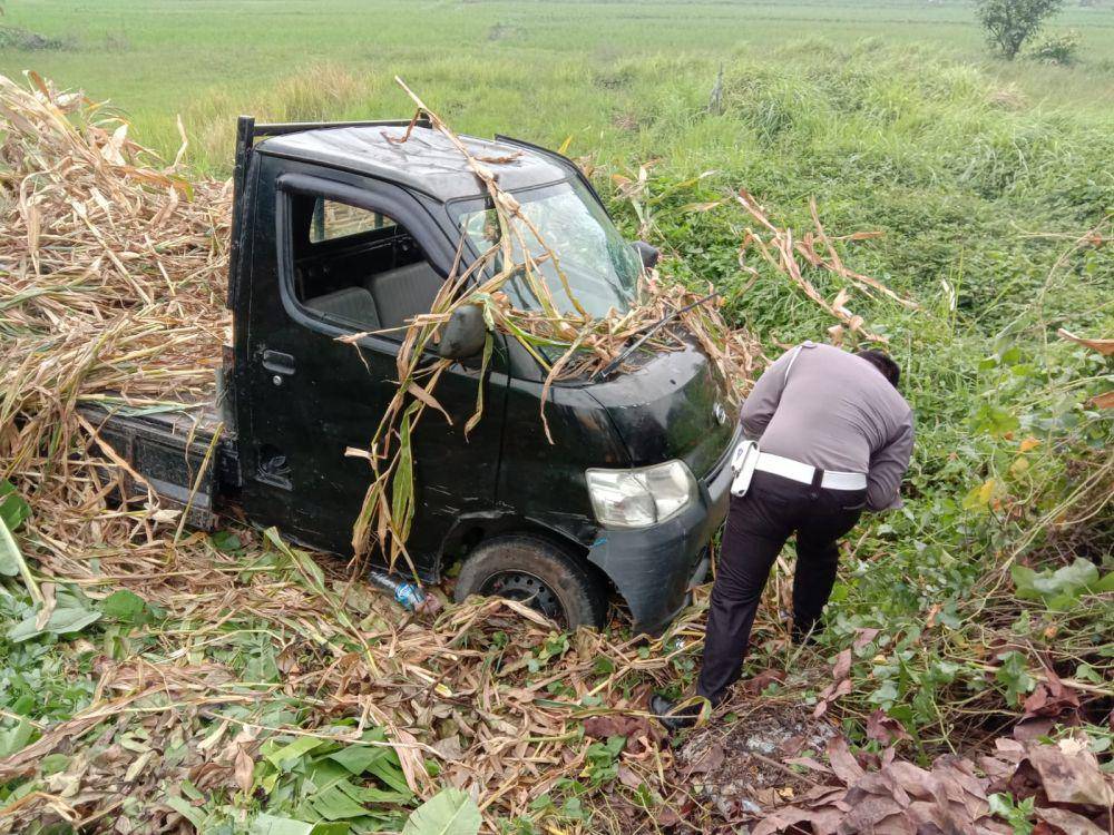 Polisi olah TKP tabrakan Pikap dengan mobil brio di Tunggorono Jombang. IDN Times/Zainul Arifin