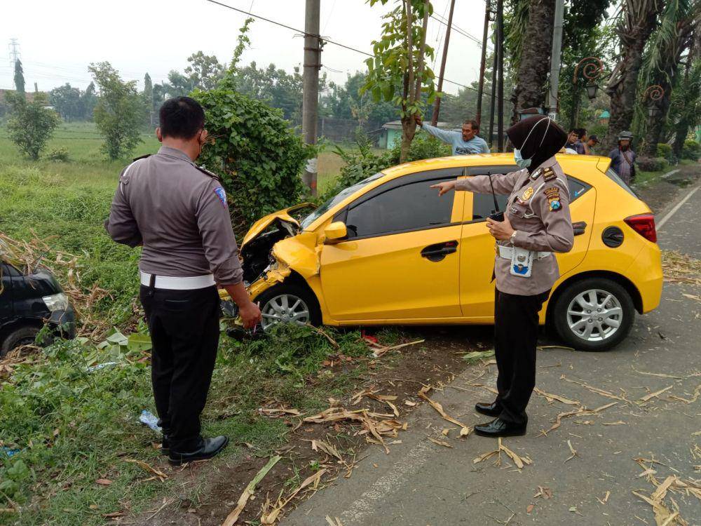 Polisi olah TKP tabrakan Pikap dengan mobil brio di Tunggorono Jombang. IDN Times/Zainul Arifin