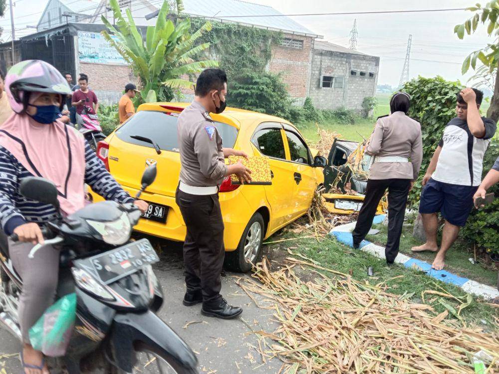 Polisi olah TKP tabrakan Pikap dengan mobil brio di Tunggorono Jombang. IDN Times/Istimewa