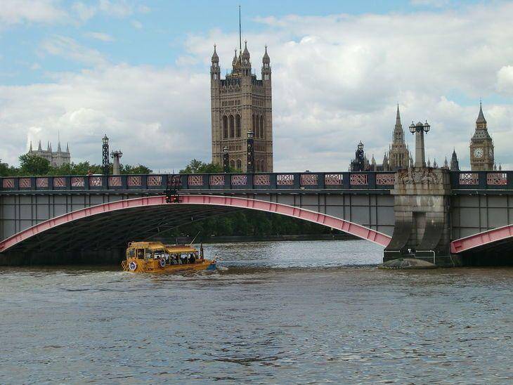Lambeth Bridge (londonist.com)