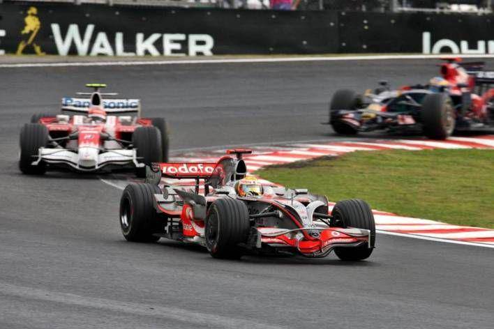 Lewis Hamilton menyalip Timo Glock pada tikungan terakhir GP Brazil 2008 (automundo.com.ar)