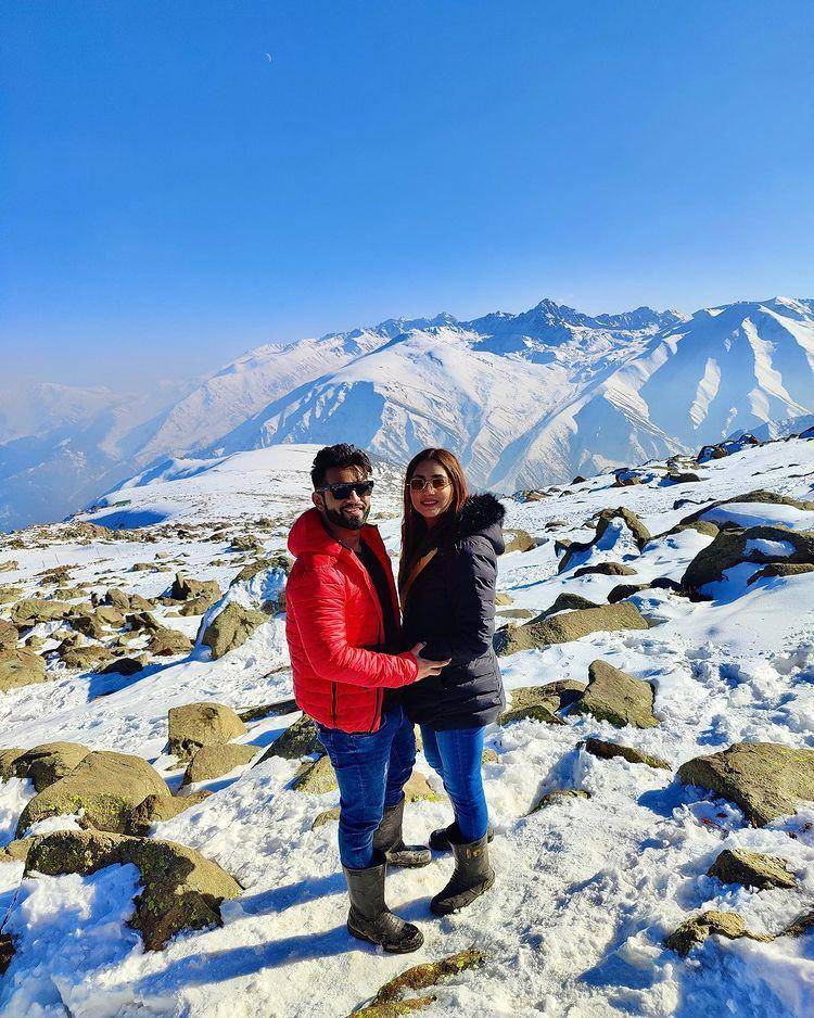 Rahul Vaidya dan istri (instagram.com/rahulvaidyarkv)