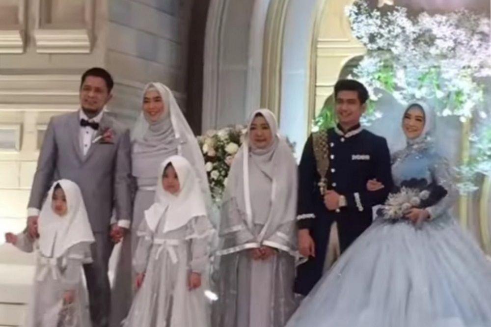 Setia Mendampingi, 9 Potret Keluarga Ria Ricis di Resepsi Pernikahan