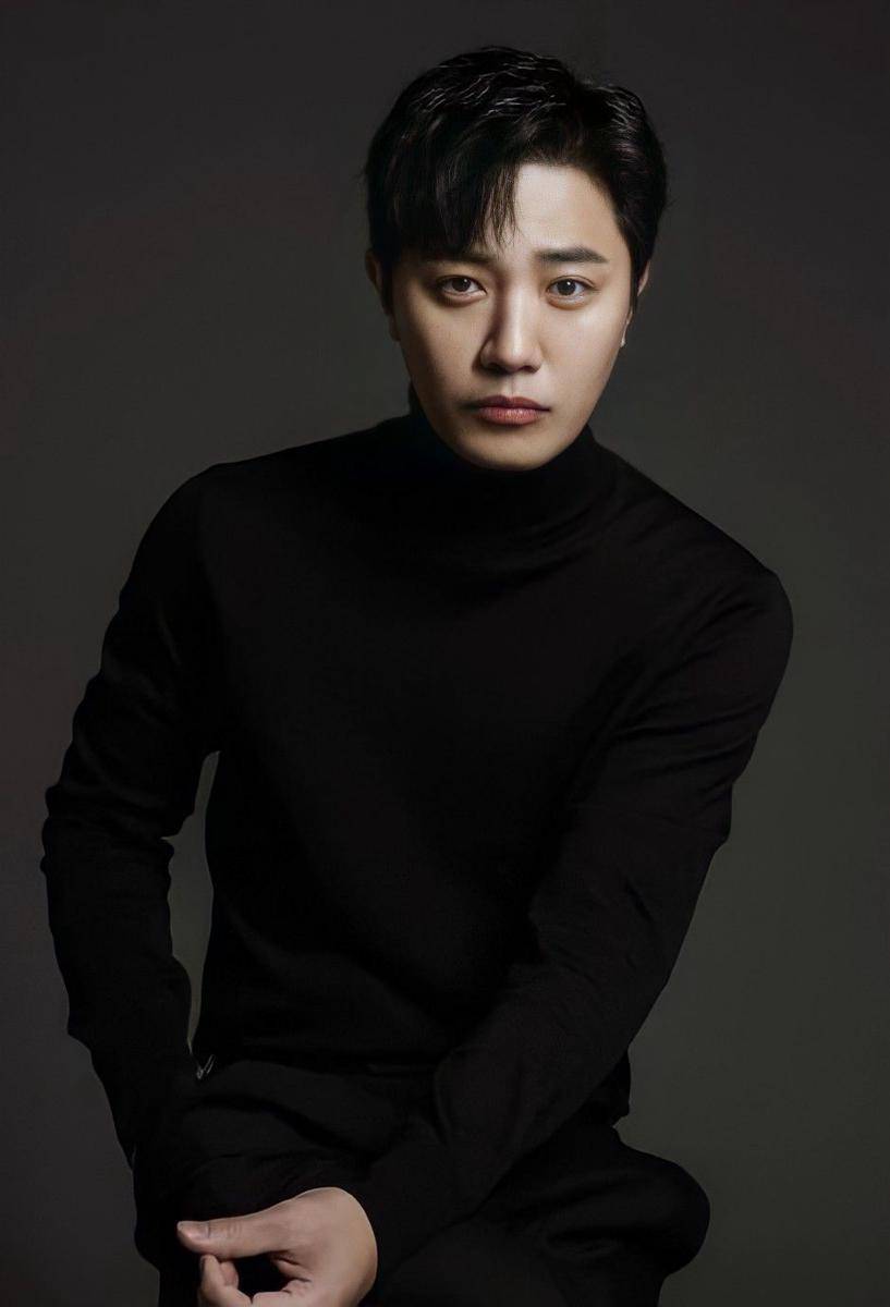 Jin Goo (instagram.com/varoent_official)