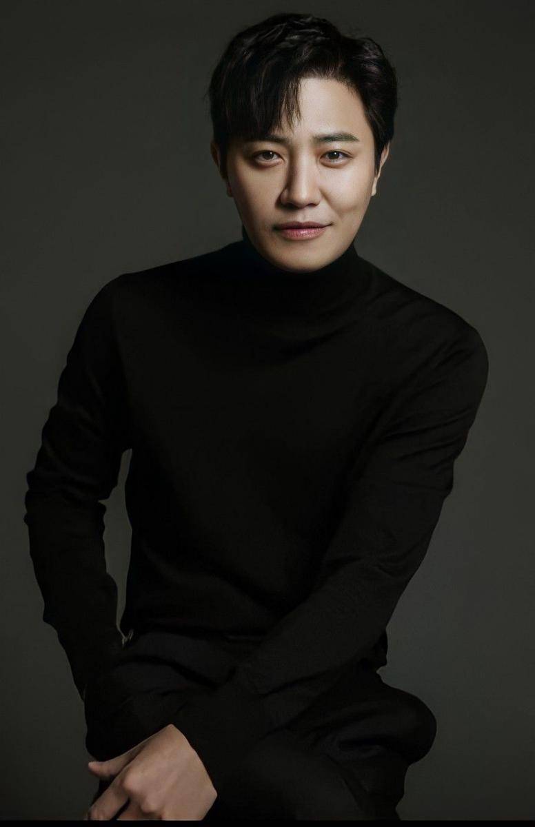 Jin Goo (instagram.com/varoent_official)