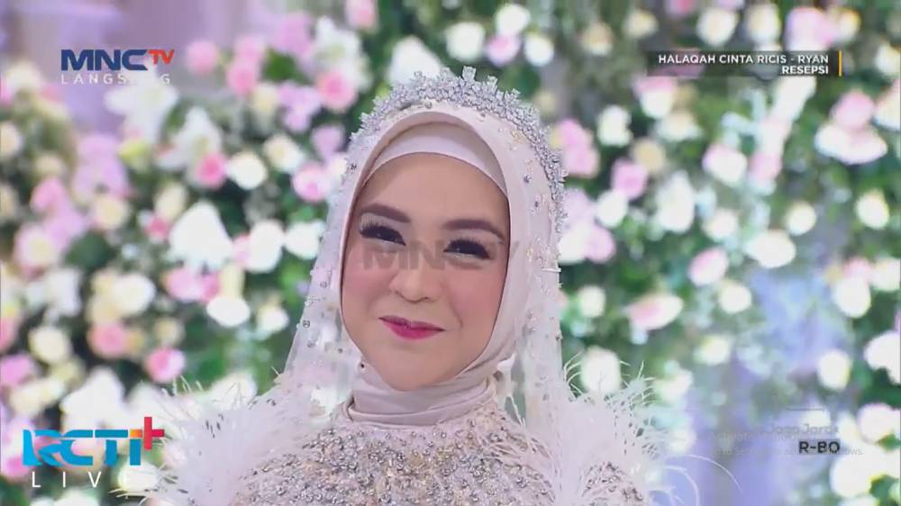 Gaun dan Makeup Resepsi Nikah Ria Ricis dan Teuku Ryan (dok. RCTI Plus)