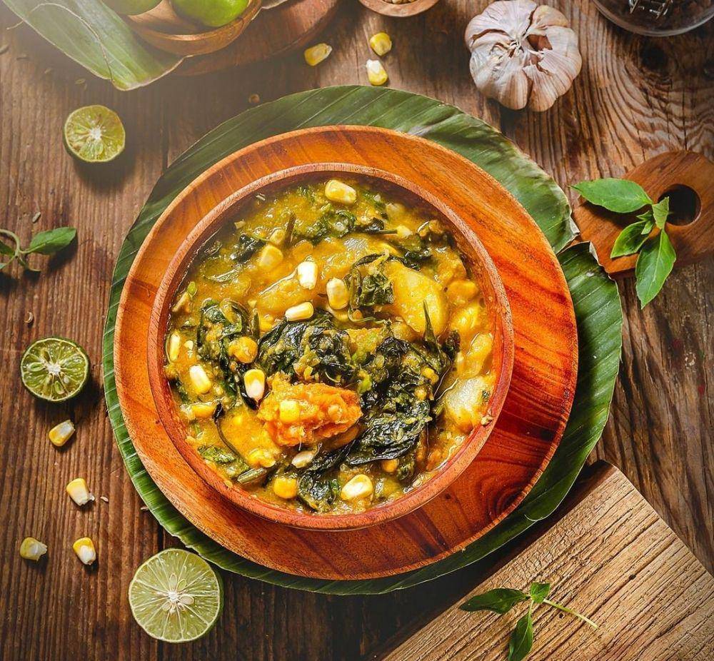 sajian bubur Manado (instagram.com/rumahmakan.manadou)