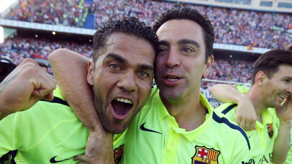 Daniel Alves bersama Xavi Hernandez melakukan selebrasi. (skysports.com)