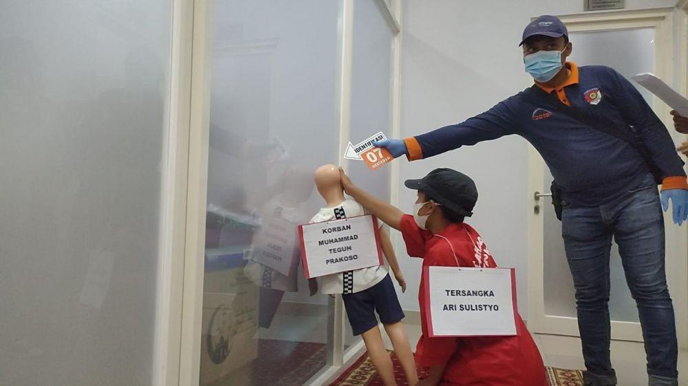 Reka ulang adegan pembunuhan balita oleh ibunya sendiri (dok. Istimewa)