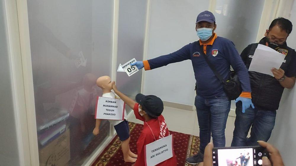 Reka ulang adegan pembunuhan balita oleh ibunya sendiri (dok. Istimewa)