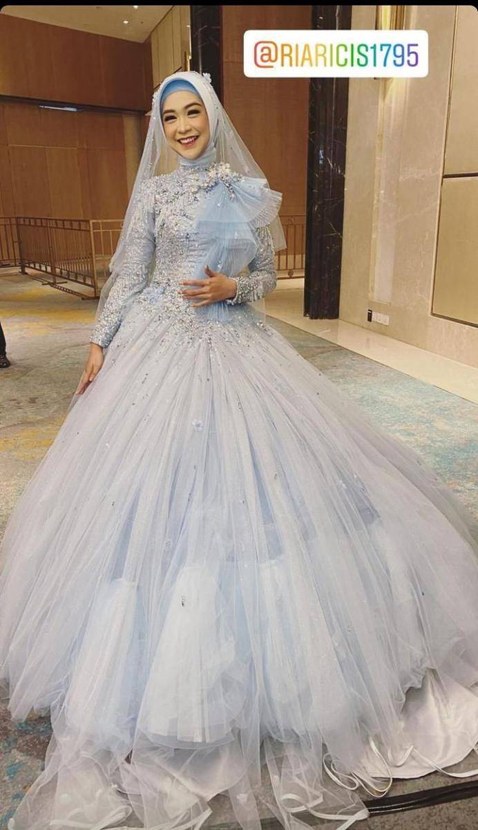 Gaun dan Makeup Resepsi Nikah Ria Ricis dan Teuku Ryan (instagram.com/okisetianadewi/)